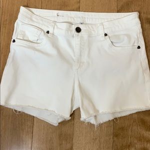 Kut from the Kloth “Gidget” Frey 4” white short.
